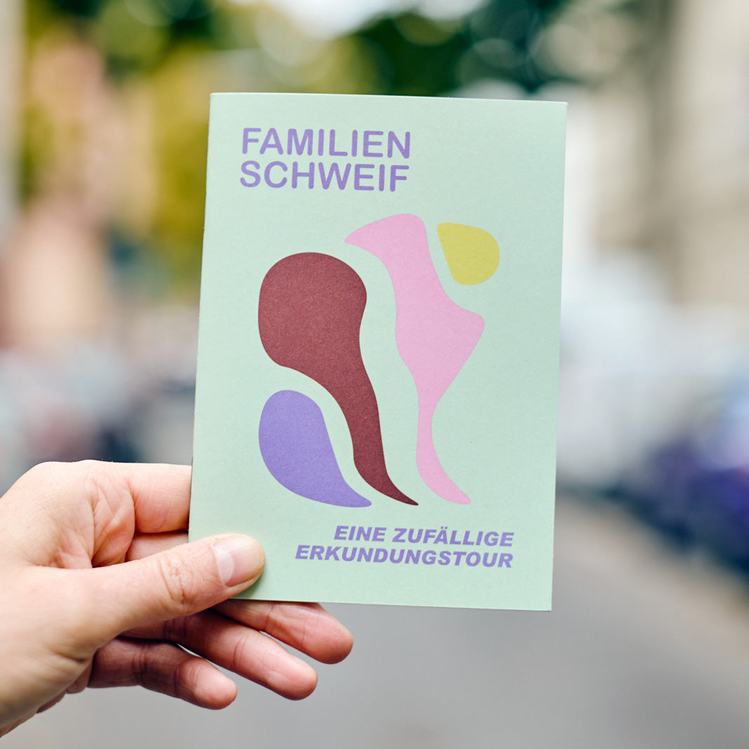Familie beim gemeinsamen Mikroabenteuer mit dem Schweifheft in der Stadt.

Ein Nachmittag, ein Heft, unendlich viele Entdeckungen. Das Schweifheft für Familien macht aus jedem Spaziergang ein kleines Abenteuer.

Schweifheft, Familie, Familienausflug Idee, Mikroabenteuer mit Kindern, Geschenkidee, Wochenendaktivität Familie, gemeinsame Zeit, Familie, Stadt.

