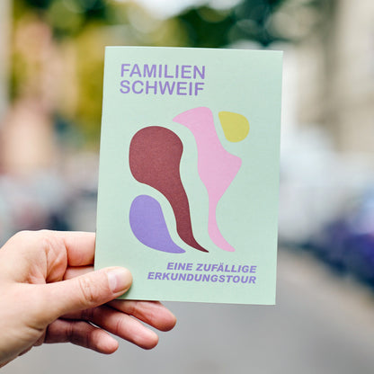 Familie beim gemeinsamen Mikroabenteuer mit dem Schweifheft in der Stadt.

Ein Nachmittag, ein Heft, unendlich viele Entdeckungen. Das Schweifheft für Familien macht aus jedem Spaziergang ein kleines Abenteuer.

Schweifheft, Familie, Familienausflug Idee, Mikroabenteuer mit Kindern, Geschenkidee, Wochenendaktivität Familie, gemeinsame Zeit, Familie, Stadt.

