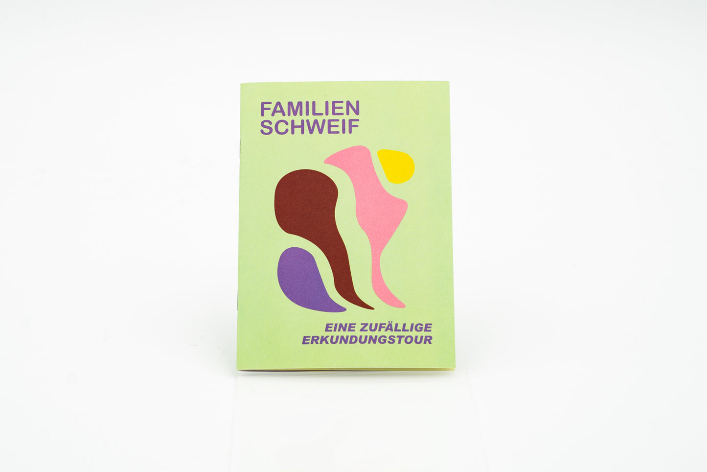 Familie beim gemeinsamen Mikroabenteuer mit dem Schweifheft in der Stadt.

Ein Nachmittag, ein Heft, unendlich viele Entdeckungen. Das Schweifheft für Familien macht aus jedem Spaziergang ein kleines Abenteuer.

Schweifheft, Familie, Familienausflug Idee, Mikroabenteuer mit Kindern, Geschenkidee, Wochenendaktivität Familie, gemeinsame Zeit, Familie, Stadt.
