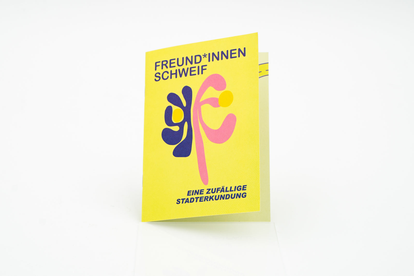 Schweifheft für Freunde – Stadtrallye für spontane Ausflüge | die Schweiferei.

Raus aus der Routine: Das Schweifheft für Freunde bringt euch zu neuen Ecken eurer Stadt – mit Impulsen für Gespräche, die sonst nie entstehen.

Schweifheft Freunde, Freizeitaktivität Freunde, Stadt, Unternehmung mit Freunden, Idee, Stadtrallye Freundesgruppe, Freunde, Geschenkidee, Ausflugsidee, Aktivität drinnen draussen.