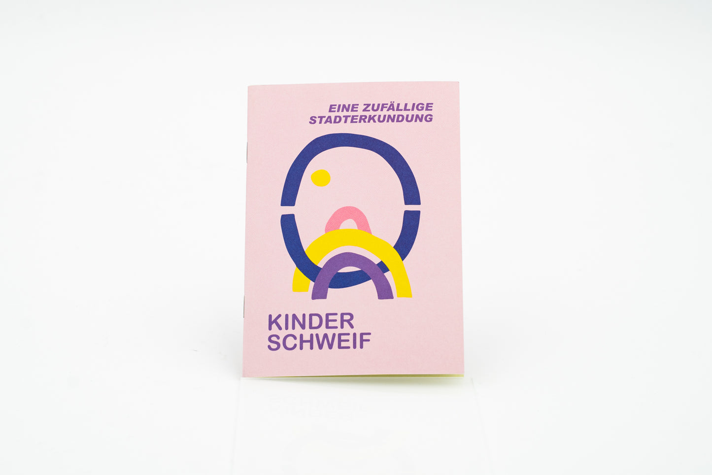 Kind bei spielerischer Stadterkundung mit dem Schweifheft für Kinder.

Entdecken statt langweilen: Das Schweifheft für Kinder verwandelt jede Stadt in einen Spielplatz voller kleiner Rätsel und Überraschungen.

Schweifheft Kinder, Beschäftigung Kinder draussen, Schnitzeljagd, Stadtspiel für Kinder, Mikroabenteur, spielerisch Stadt entdecken, Kinderrallye Ideen.