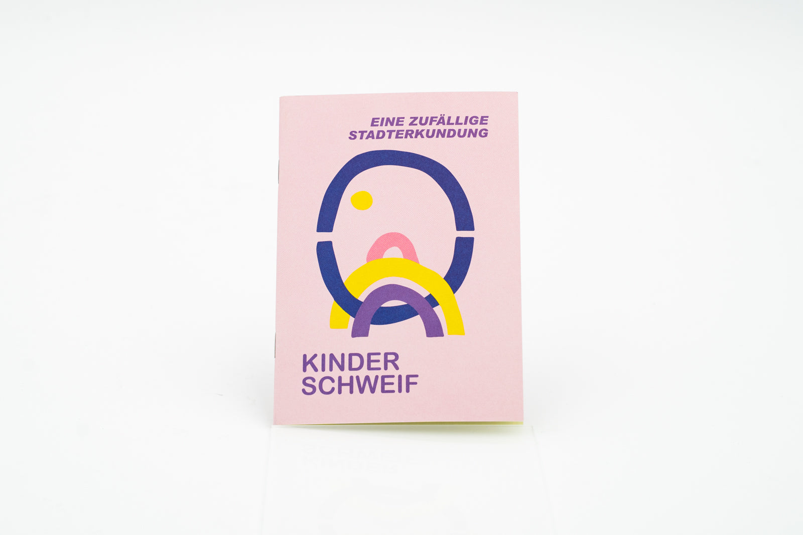 Kind bei spielerischer Stadterkundung mit dem Schweifheft für Kinder.

Entdecken statt langweilen: Das Schweifheft für Kinder verwandelt jede Stadt in einen Spielplatz voller kleiner Rätsel und Überraschungen.

Schweifheft Kinder, Beschäftigung Kinder draussen, Schnitzeljagd, Stadtspiel für Kinder, Mikroabenteur, spielerisch Stadt entdecken, Kinderrallye Ideen.