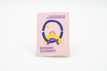 Kind bei spielerischer Stadterkundung mit dem Schweifheft für Kinder.

Entdecken statt langweilen: Das Schweifheft für Kinder verwandelt jede Stadt in einen Spielplatz voller kleiner Rätsel und Überraschungen.

Schweifheft Kinder, Beschäftigung Kinder draussen, Schnitzeljagd, Stadtspiel für Kinder, Mikroabenteur, spielerisch Stadt entdecken, Kinderrallye Ideen.